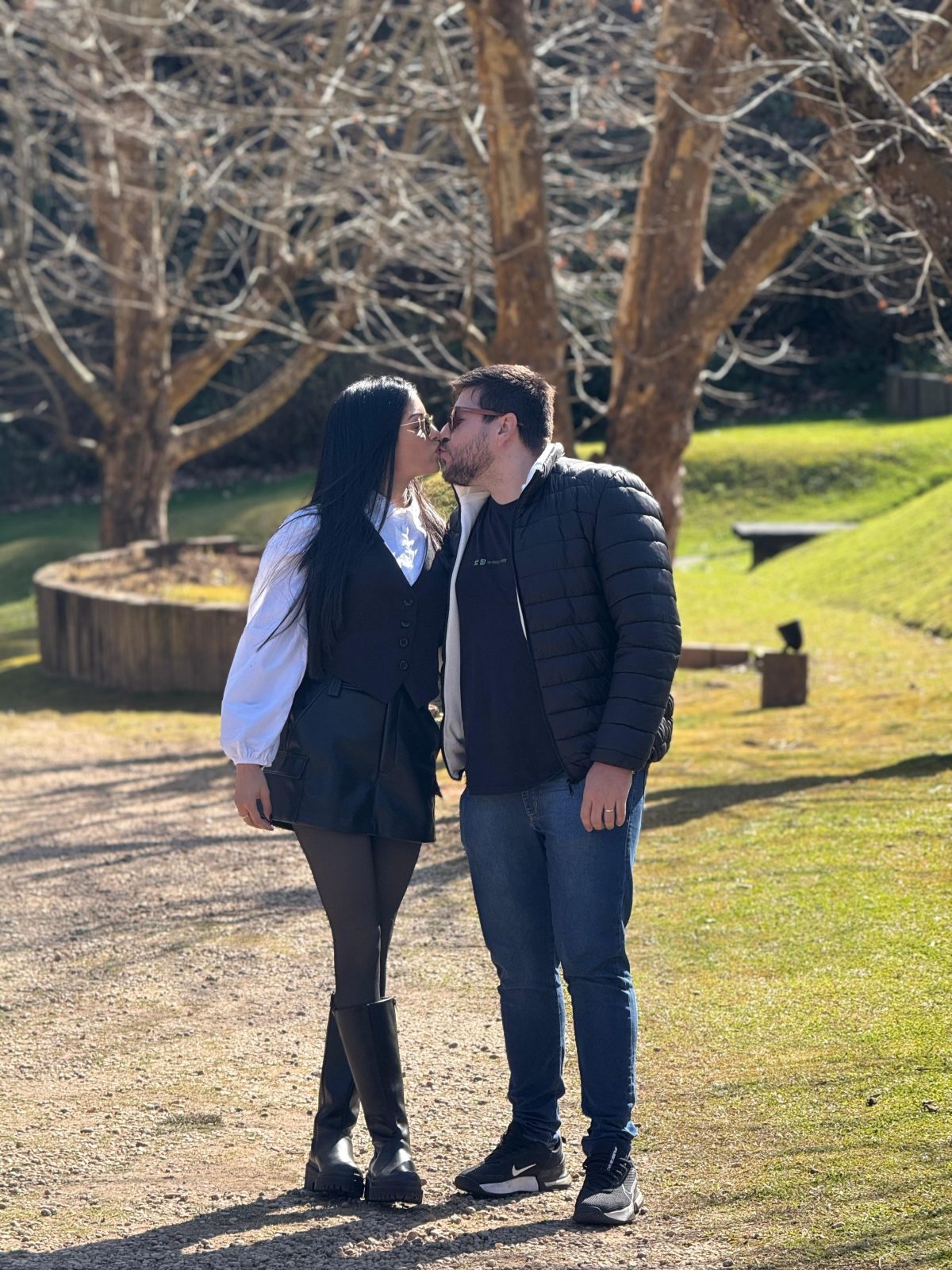 Giulia e Marcel em um momento carinhoso