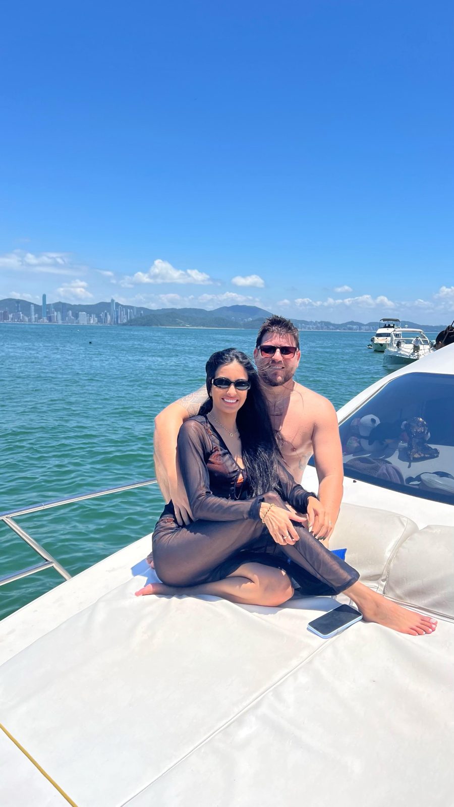 Giulia e Marcel em um passeio de barco