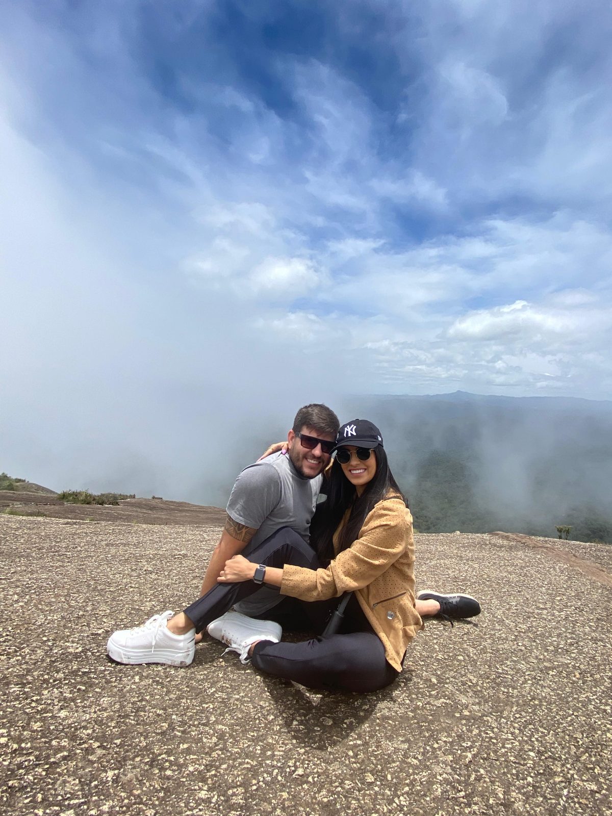 Giulia e Marcel em uma paisagem nas montanhas