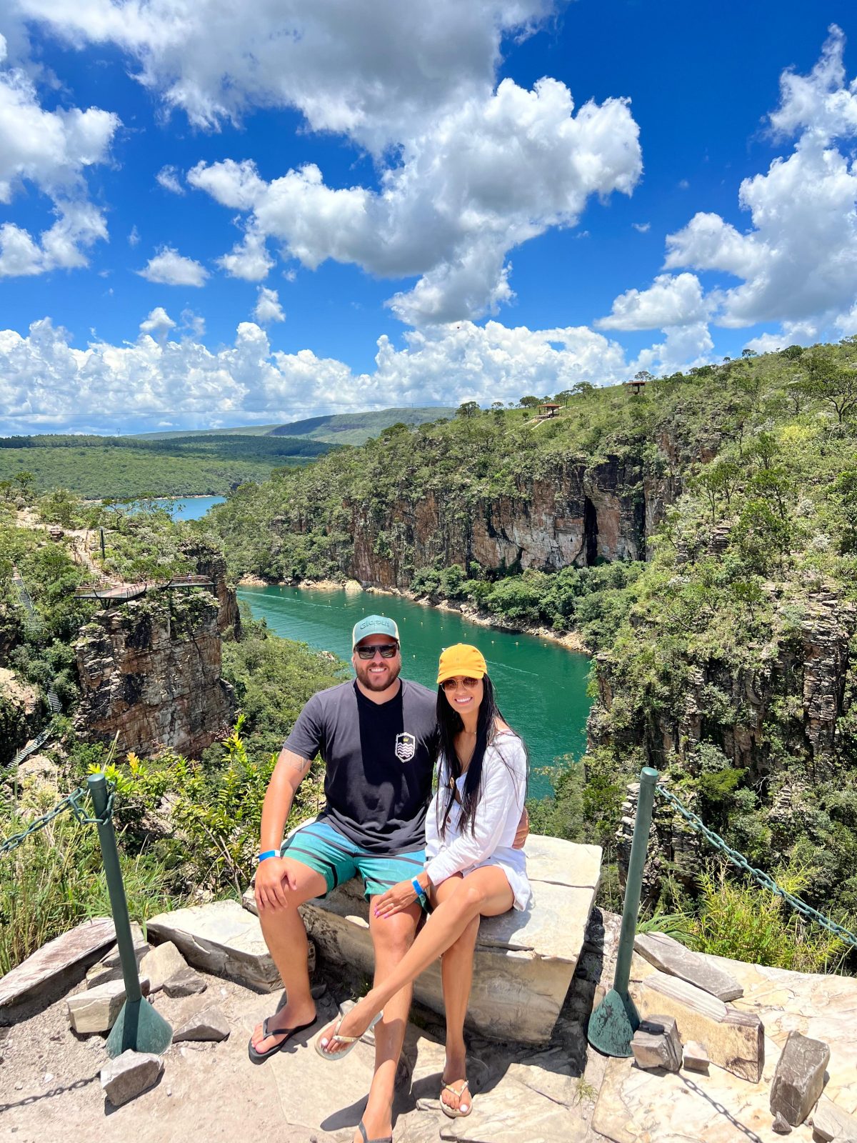 Giulia e Marcel diante de uma bela paisagem