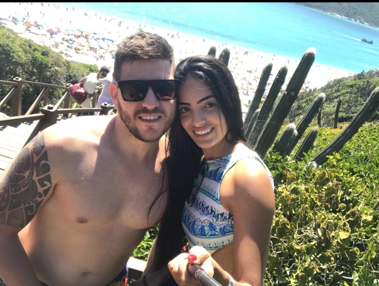 Giulia e Marcel juntos em uma viagem