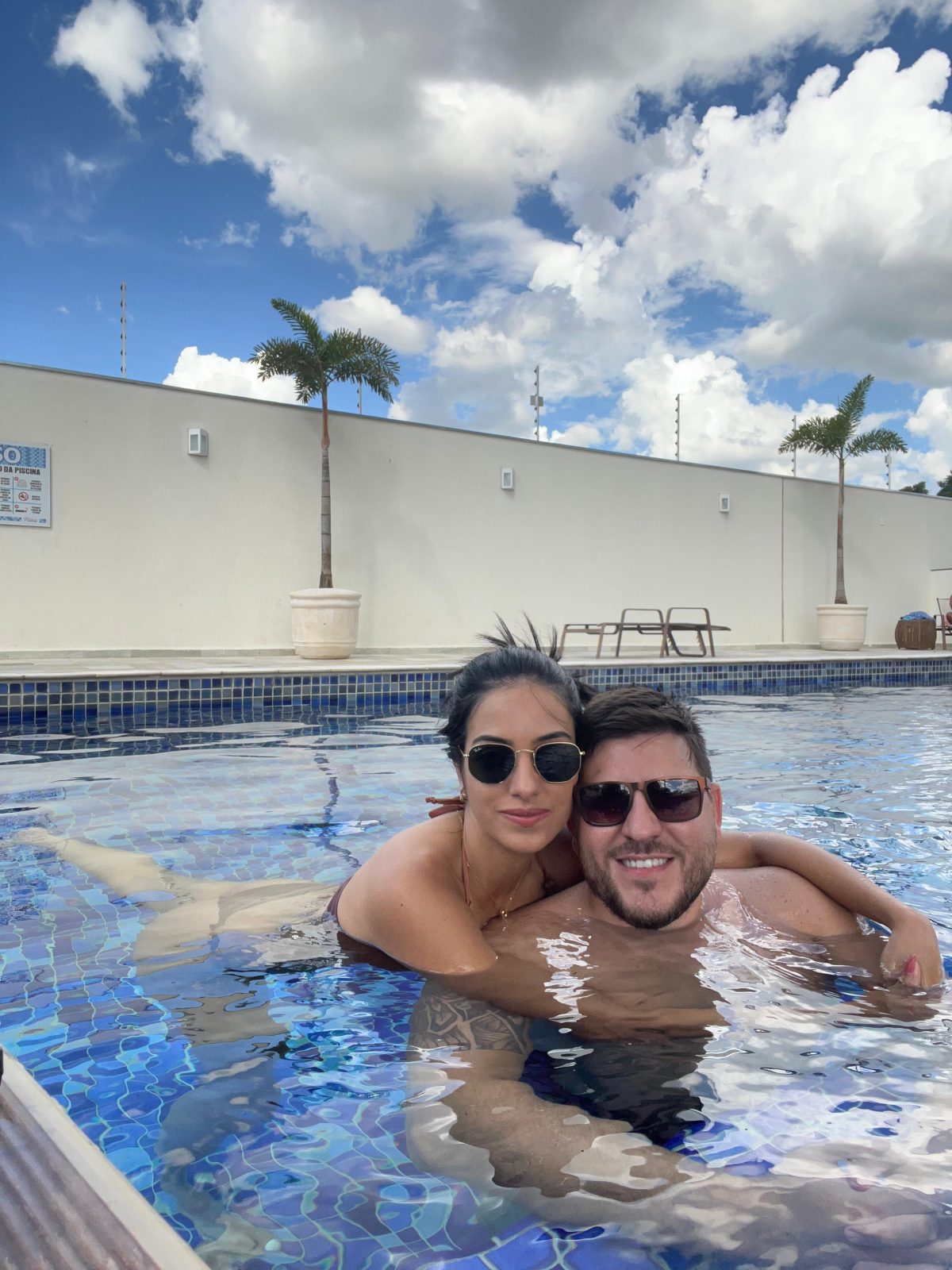 Giulia e Marcel juntos na piscina