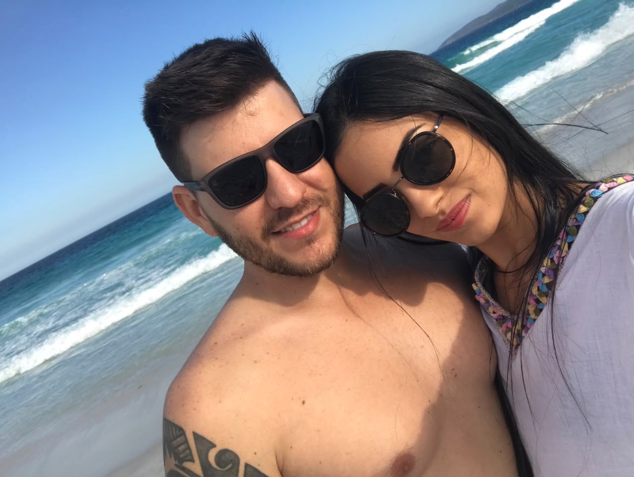 Giulia e Marcel juntos na praia